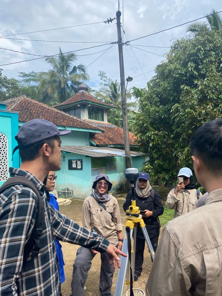 Pengenalan Peralatan Pengambilan Foto Udara di Kalisari, Magelang